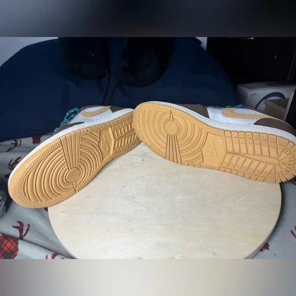 Jordan 1 low kids Brown and White Sneakers - Picture 4 of 5